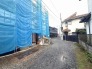 幅員の狭い道ですが、車通りの少ない住宅街に立地してます。
