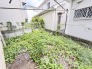 季節のお花を少し楽しむのにちょうどいいサイズのお庭です。
