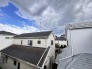 住宅街の中の一戸建て、あたりはほとんど住宅です。
