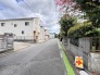 駐車が苦手な方にも嬉しい、前面６ｍ道路に面した住まい。
