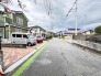 前面道路は歩道も整備され、小さなお子様にも安心です。
