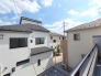 住宅街の中の一戸建て、あたりはほとんど住宅です。
