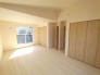 将来的には間仕切りして２部屋に変更可能な洋間。成長に合わせた間取り変更が可能なタイプ。

