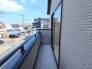 前面の住まいとの距離感があるから、圧迫感を感じません。
