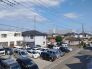前面の住まいとの距離感があるから、圧迫感を感じません。
