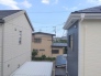 主に二階建てが中心の住宅街。近隣の屋根を高さを見ても、こちらの家と同じくらい。
