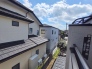 住宅街の中の一戸建て、あたりはほとんど住宅です。
