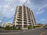 青空に映える堂々とした佇まいが、穏やかで心地よい日常の時間を予感させます。