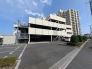 青空のもとに整えられた敷地が広がり、開放的で心地よい日常を感じさせる風景です。