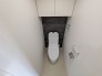 洗練されたアクセントクロスが空間を引き締める落ち着きのあるプライベートスペース