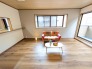 落ち着いた木目の風合いが心地よく、日々の暮らしに穏やかな寛ぎをもたらす空間です。
