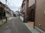 閑静な住宅街に佇み、日々の暮らしに穏やかな時間が流れる落ち着いた住環境です。