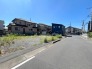 2号地 前面道路は約９メートルのゆとりがあり車でのすれ違いもスムーズに行える開放的な環境です。
