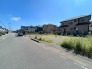 2号地 ゆとりある前面道路とすっきりと整った街並みが開放感を醸し出します。
