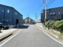 1号地 ゆとりある前面道路は車の出し入れもしやすく安心です。
