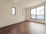 3号棟 落ち着いた色合いの床面が空間に深みをもたせ、穏やかな時間を育むプライベートな空間
