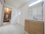 1号棟 白を基調としたすっきりとした空間に木目が温もりを添える心地よい水回り空間