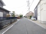 駐車が苦手な方にも嬉しい、前面６ｍ道路に面した住まい。
