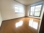 住宅街の２階南向きのお部屋、日当たりはご覧のとおり良好です。
