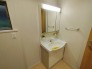 三面鏡にハンドシャワー付き、 使いやすい洗面台。
