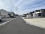 駐車が苦手な方にも嬉しい、前面６ｍ道路に面した住まい。
