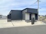 車通りの少ない閑静な住宅地、のびのびした子育てに適します。
