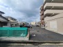 周囲の住環境と調和した、落ち着きのある日常が感じられる敷地内の様子です。