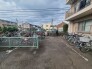 周囲の街並みに溶け込み、日々の暮らしが穏やかに流れる落ち着いた住環境です。