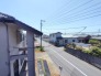 車通りの少ない閑静な住宅地、のびのびした子育てに適します。
