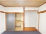 和室にはしっかり押し入れ。お布団もしっかりしまえます。
