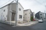 車通りの少ない閑静な住宅地、のびのびした子育てに適します。
