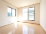 住宅街の２階南向きのお部屋、日当たりはご覧のとおり良好です。
