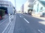 前面道路は歩道も整備され、小さなお子様にも安心です。

