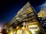 夜はひときわ目を引く大規模マンションです