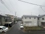 住宅街の中の一戸建て、あたりはほとんど住宅です。
