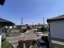 前面の住まいとの距離感があるから、圧迫感を感じません。
