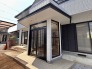 明るい外観がひときわ目を引く住まい。すっきりとしたラインが描き出す、洗練された空間の広がりです。

