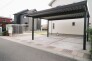 駐車場は停めやすい広さで３台可、家庭菜園も楽しめる。敷地のびのび約９５坪。

