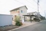 駐車が苦手な方にも嬉しい、前面６ｍ道路に面した住まい。
