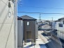 前面の住まいとの距離感があるから、圧迫感を感じません。
