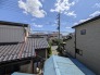前面の住まいとの距離感があるから、圧迫感を感じません。
