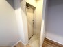 マンションには珍しいキッチン後ろに勝手口が付いています