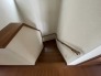階段には手すりが付いております。