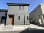 静かな街並みに調和する、落ち着いた雰囲気の住まい。

