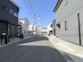 駐車が苦手な方にも嬉しい、前面６ｍ道路に面した住まい。
