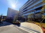 エントランス前には車寄せがあります