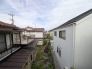 前面の住まいとの距離感があるから、圧迫感を感じません。

