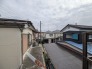 住宅街の中の一戸建て、あたりはほとんど住宅です。
