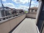 住宅街の中の一戸建て、あたりはほとんど住宅です。

