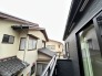 住宅街の中の一戸建て、あたりはほとんど住宅です。
